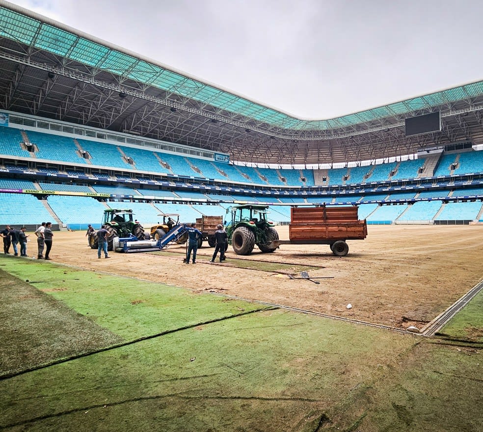Gramado da Arena do Grêmio começa a ser replantado — Foto: Emanuel Prestes / Arena do Grêmio