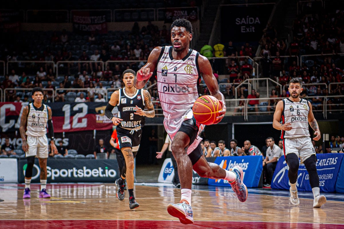 Flamengo lidera NBB após vitória sobre Corinthians.