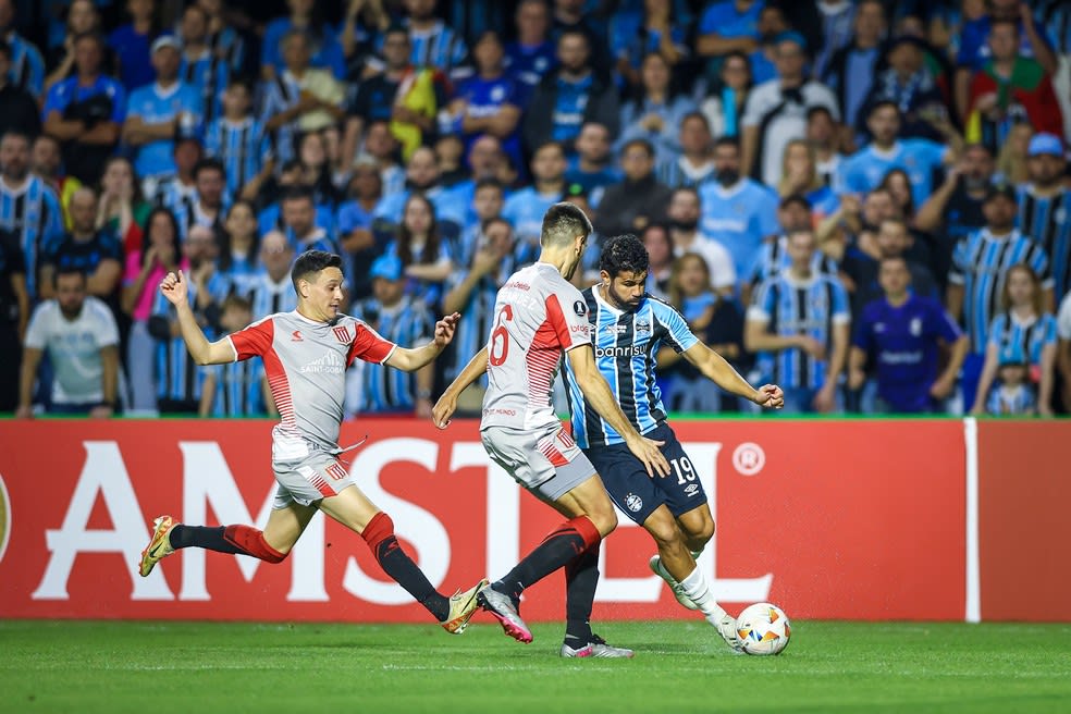 Diego Costa em empate do Grêmio — Foto: Lucas Uebel/Grêmio