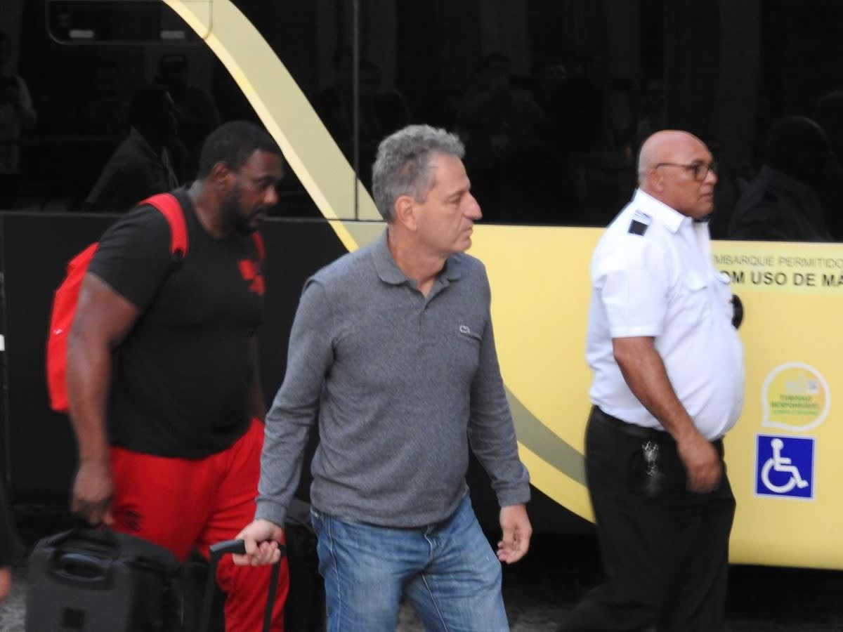 Com xingamentos a Marcos Braz e Sampaoli, Flamengo chega a São Paulo com misto de apoio e protesto