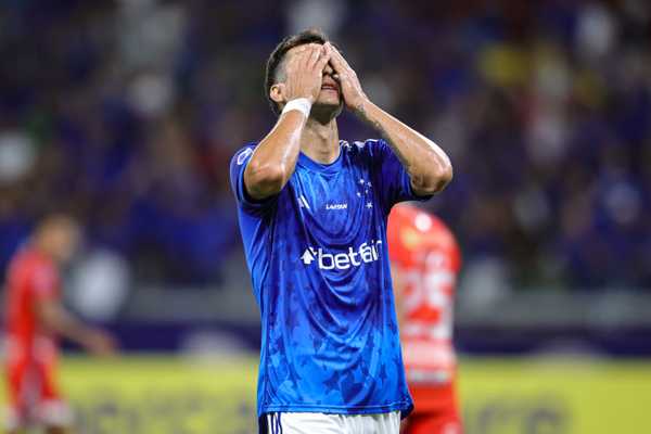 Dinenno sofre lesões e desfalca o Cruzeiro em jogo crucial.