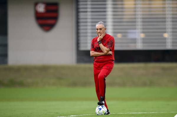 Das 8h30 às 20h, Tite vai da cozinha ao campo e passa vídeo de 40 minutos a atletas do Flamengo