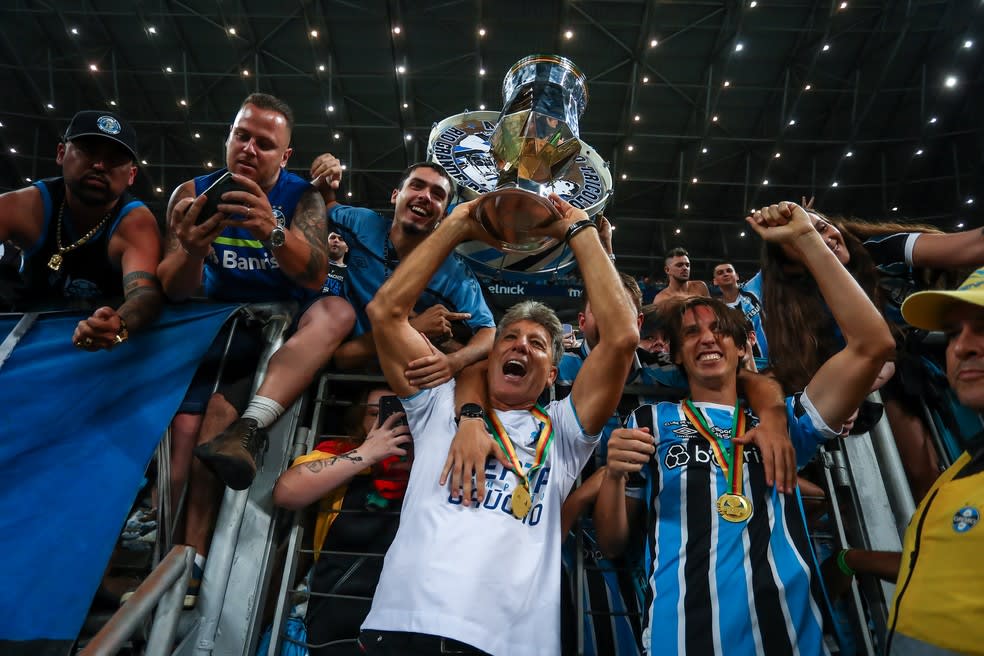 Renato com a taça do Gauchão de 2024, o hepta — Foto: Lucas Uebel/Grêmio