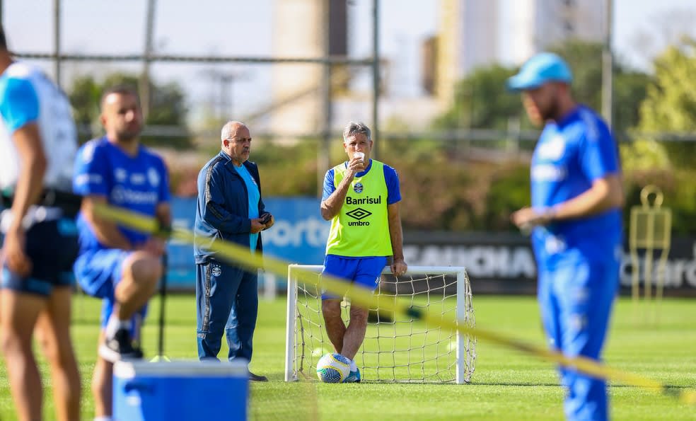 Renato em conversa com o médico Paulo Rabaldo — Foto: Angelo Pieretti/Grêmio