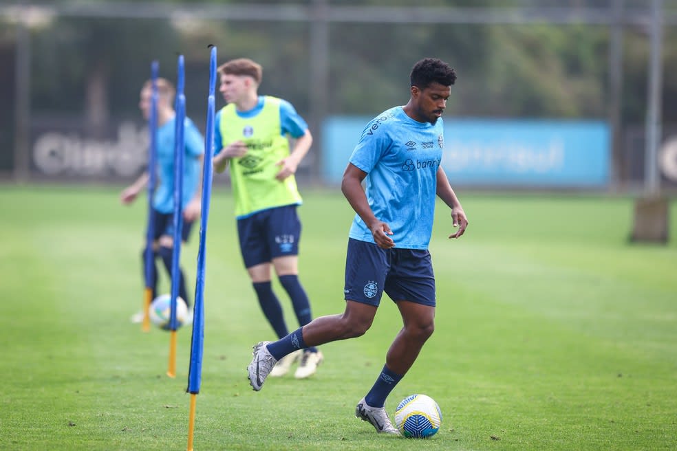 Jemerson em treino do Grêmio — Foto: Lucas Uebel/Grêmio