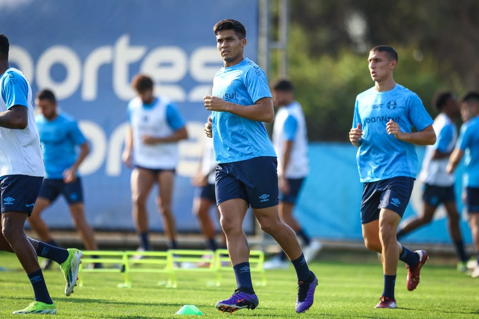 Arezo e Monsalve em treino do Grêmio — Foto: Lucas Uebel/Grêmio