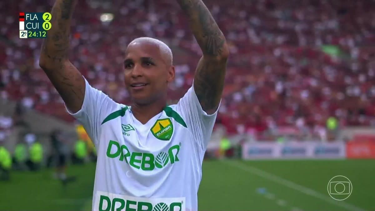 Deyverson é vaiado e ironiza ao pedir desculpas à torcida do Flamengo no Maracanã