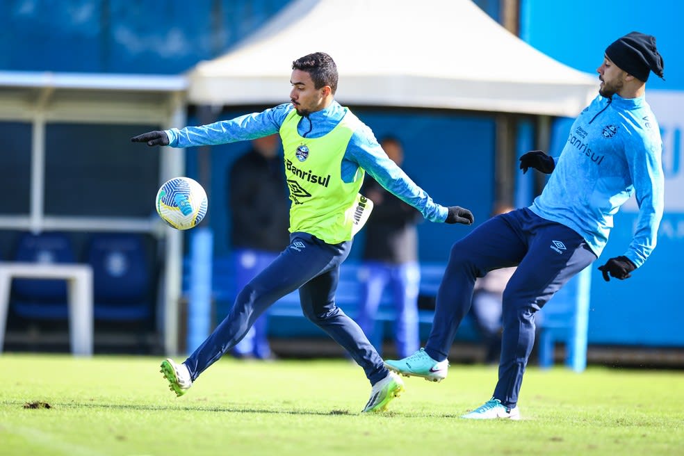 Fábio e João Pedro em treino do Grêmio — Foto: LUCAS UEBEL/GREMIO FBPA