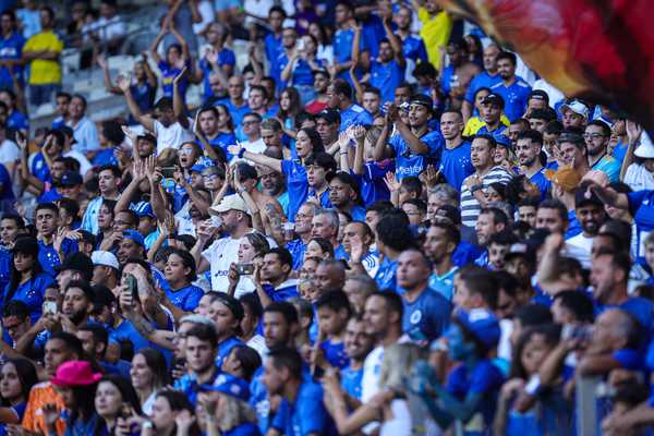 Pesquisa com torcedores do Cruzeiro avalia programa de sócios após queda expressiva.