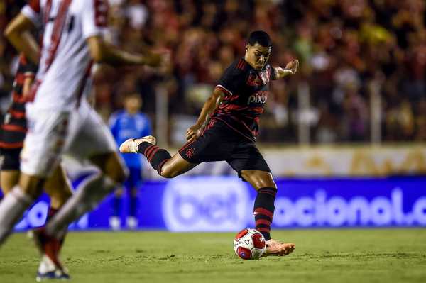 Flamengo assume liderança do Carioca com goleador inspirado e reforço no meio-campo.