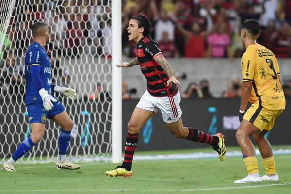 Atuações do Flamengo: Destaque para Viña em vitória apertada, Tite decepciona com escalação