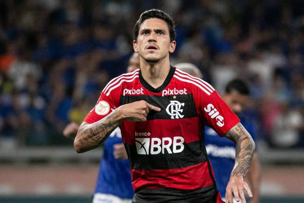 Pedro, do Flamengo, iguala temporada mais artilheira da carreira com oito jogos a menos