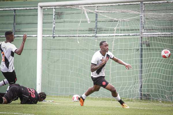 Vasco supera Flamengo na estreia da Copa Rio Sub-20 com gols decisivos.