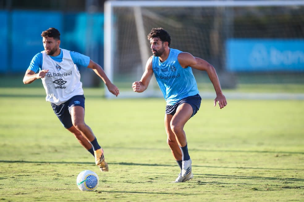 Pepê e Diego Costa em treino do Grêmio — Foto: Lucas Uebel/Grêmio