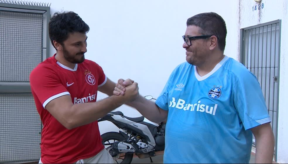 Gremistas e colorados são unidos em Campinas por ação solidária — Foto: Oscar Herculano/EPTV