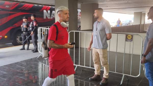 Com Arrascaeta e Luiz Araújo, Flamengo embarca para São Paulo para a decisão da Copa do Brasil