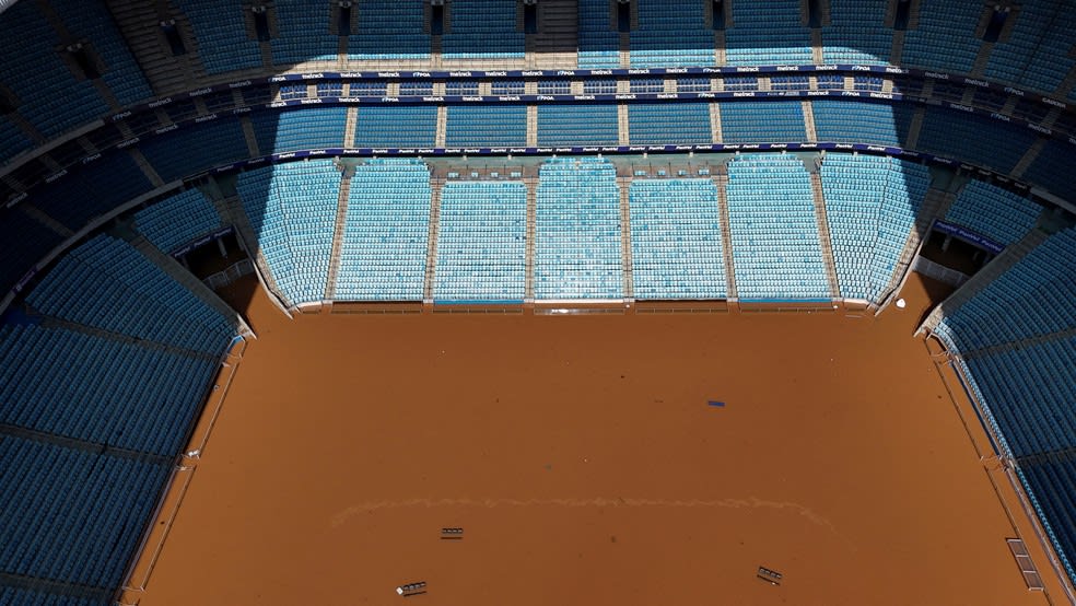 Arena do Grêmio completamente alagada pelas chuvas em Porto Alegre — Foto: Reuters