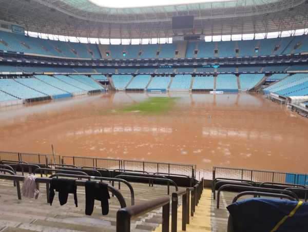 Enchente invade gramado da Arena do Grêmio durante temporal em Porto Alegre