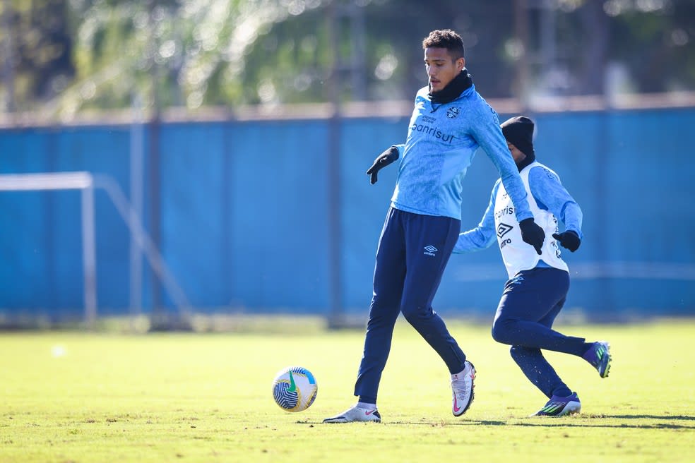 Gustavo Martins é preservado do jogo contra o Palmeiras e desfalca o Grêmio — Foto: Lucas Uebel/Grêmio FBPA