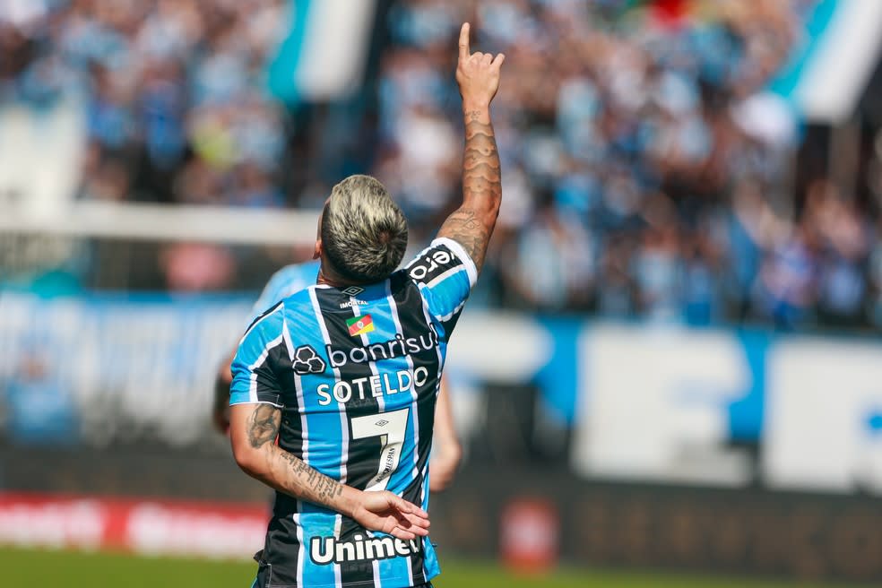 Gol Soteldo; Grêmio x Vitória — Foto: Luiz Erbes/AGIF