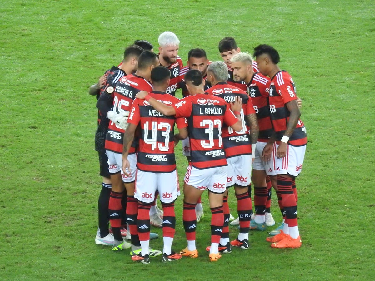 Longe da disputa do Brasileirão, Flamengo encara líder, posto que não ocupa há 97 rodadas