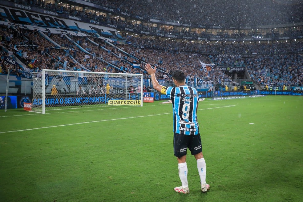 Suárez se despede da torcida do Grêmio na Arena — Foto: Lucas Uebel/Divulgação Grêmio