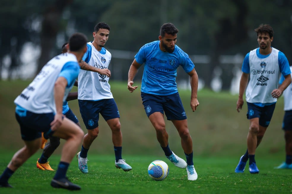 Pepê volta ao time do Grêmio após cumprir suspensão