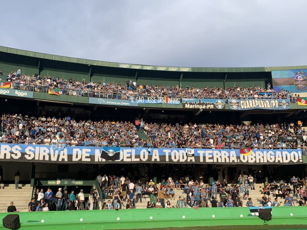 Torcida do Grêmio no Couto Pereira, em Curitiba — Foto: Bruno Ravazzolli