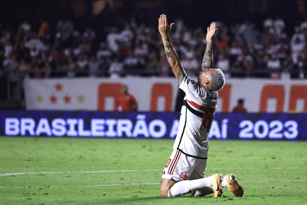 São Paulo vence o Cruzeiro com gol de Luciano e se afasta ainda