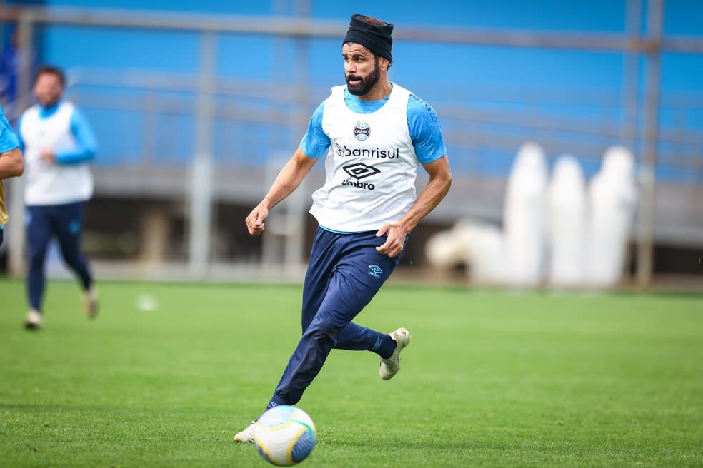 Diego Costa em treino do Grêmio — Foto: Lucas Uebel/Grêmio