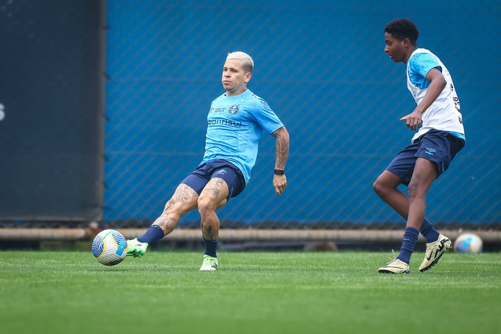 Soteldo voltou a treinar no Grêmio após a data Fifa — Foto: Lucas Uebel/Grêmio