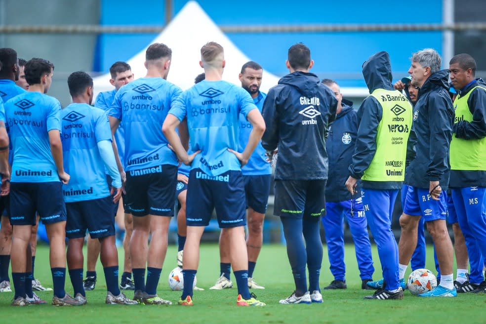 Renato conversa com o grupo de jogadores do Grêmio durante treino — Foto: Lucas Uebel/Grêmio FBPA