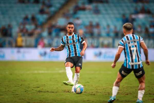 Fábio pode ser titular na lateral esquerda do Grêmio