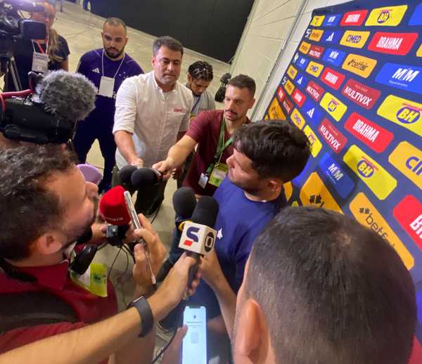 Larcamón concede entrevista improvisada após polêmica em clássico entre Atlético-MG e Cruzeiro.