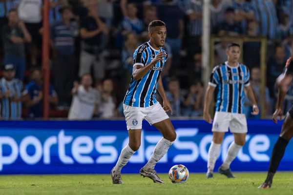 Grêmio encaminha renovação de contrato com Gustavo Martins para próxima temporada.