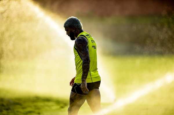 Gabigol retorna e Viña e Lorran são novidades na escalação do Flamengo