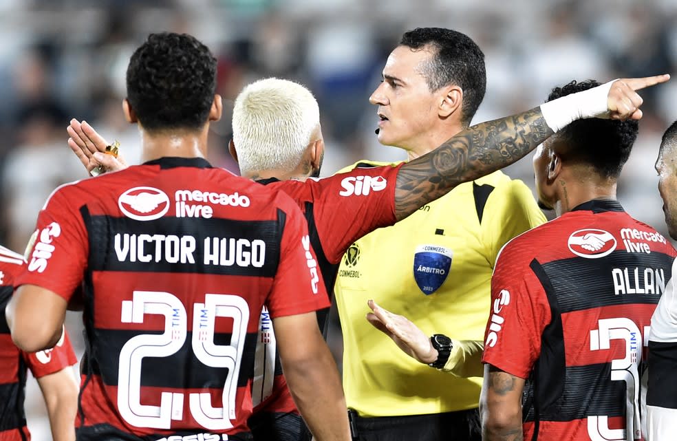 Árbitro justifica expulsão de Bruno Henrique em Flamengo x Santos: Você é  um m, flamengo