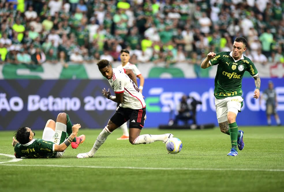 QUERIA A VITÓRIA! Atacante do Flamengo lamenta o empate fora de casa com o rival