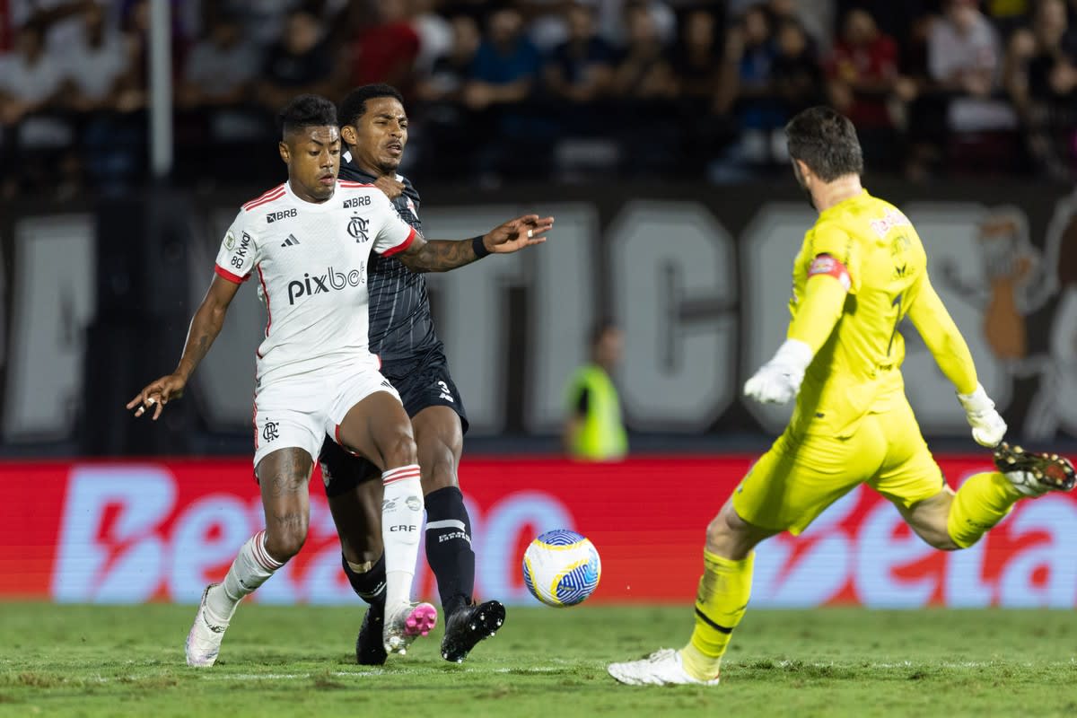 Atuações do Flamengo: De la Cruz se destaca no empate com o Bragantino.