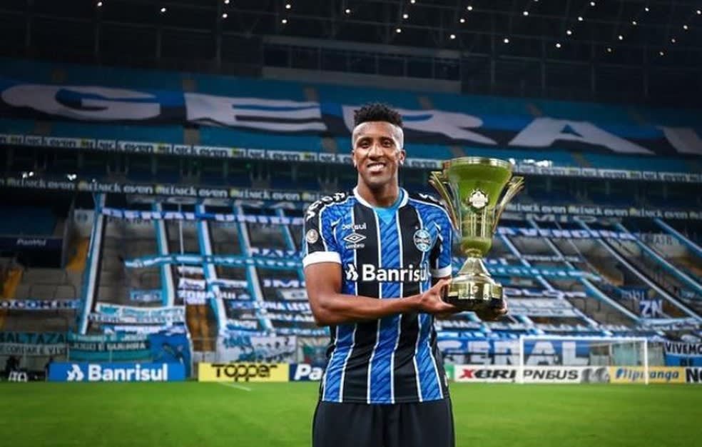 Bruno Cortez com a taça do segundo turno do Campeonato Gaúcho — Foto: Lucas Uebel/Grêmio