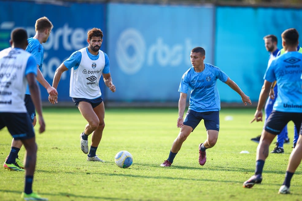 Diego Costa e Monsalve em treino do Grêmio — Foto: Lucas Uebel/Grêmio