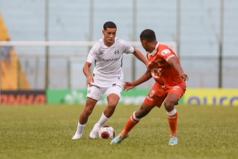 Alysson em jogo da base do Grêmio — Foto: Renan Jardim/Grêmio