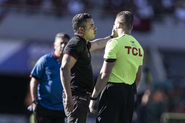 Árbitro relata xingamento de mascote do Atlético-GO durante jogo contra Flamengo.