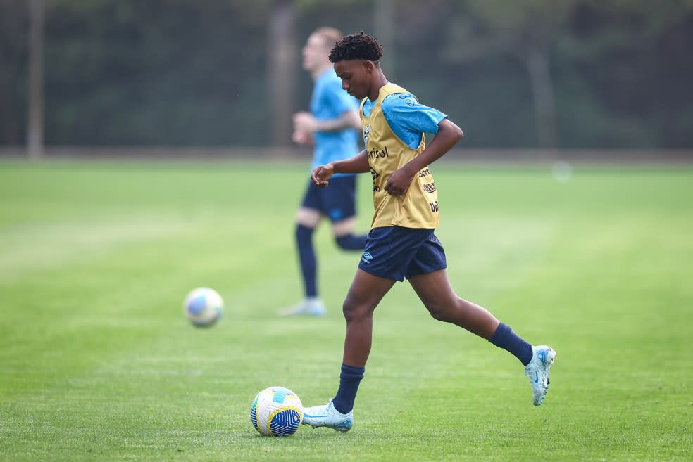 Promessa vendida ao Chelsea faz primeiro treino com o profissional do Imortal Tricolor