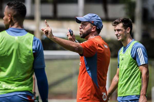 Retorno de Juan Dinenno aos Treinos Reforça Escalação do Cruzeiro.