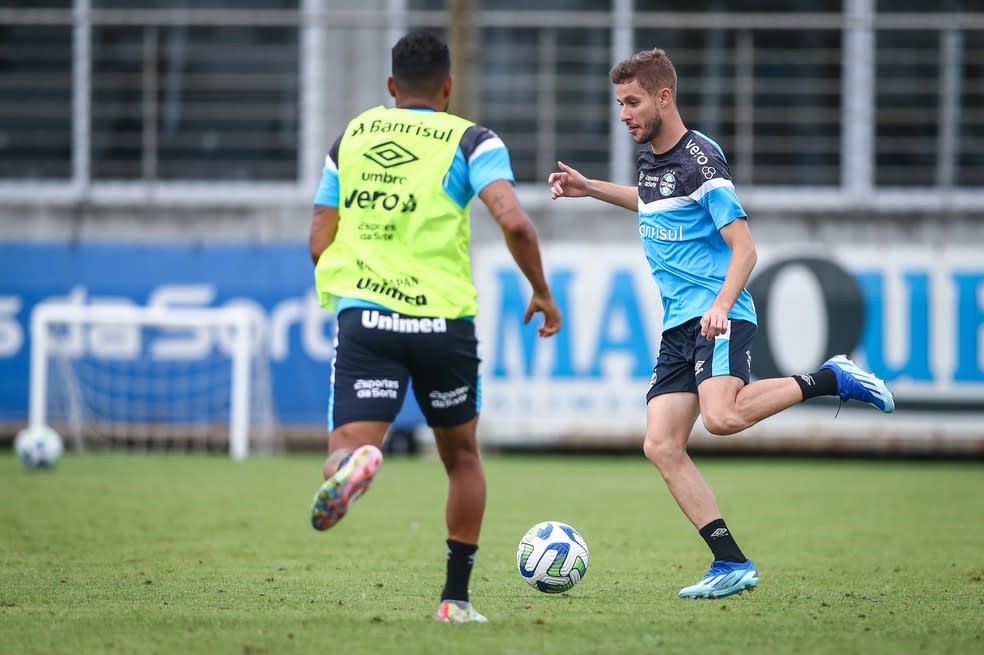 Meia-atacante Gustavinho não joga há mais de 100 dias pelo Grêmio — Foto: Lucas Uebel/Grêmio