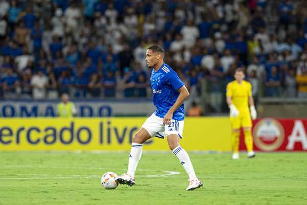 Torcida do Cruzeiro vaia Neris, que diz: Não me afeta em nada