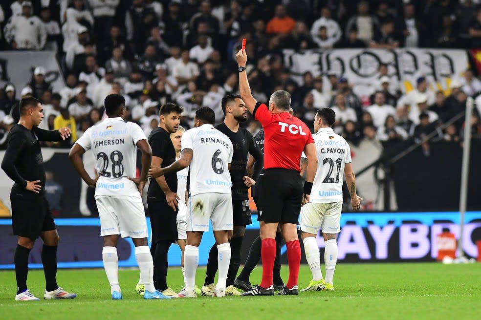 Corinthians x Grêmio, expulsão de Raniele — Foto: Marcos Ribolli