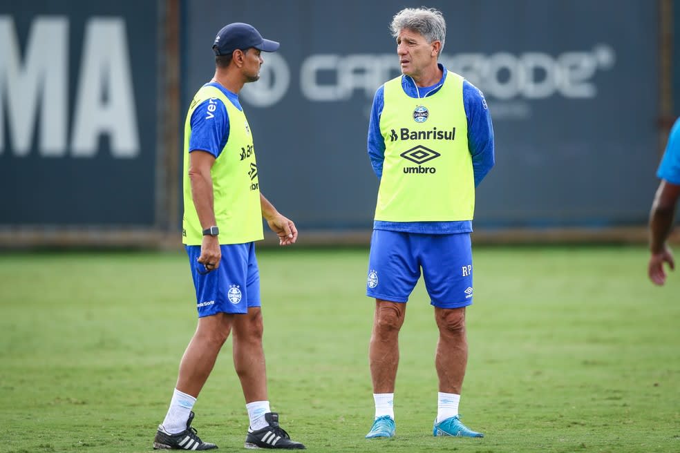 Técnico Renato Portaluppi e auxiliar Alexandre Mendes no treino do Grêmio — Foto: Lucas Uebel/Grêmio FBPA