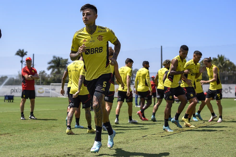 Pulgar sofre fratura no pé e está fora de Flamengo x Del Valle; Gerson volta